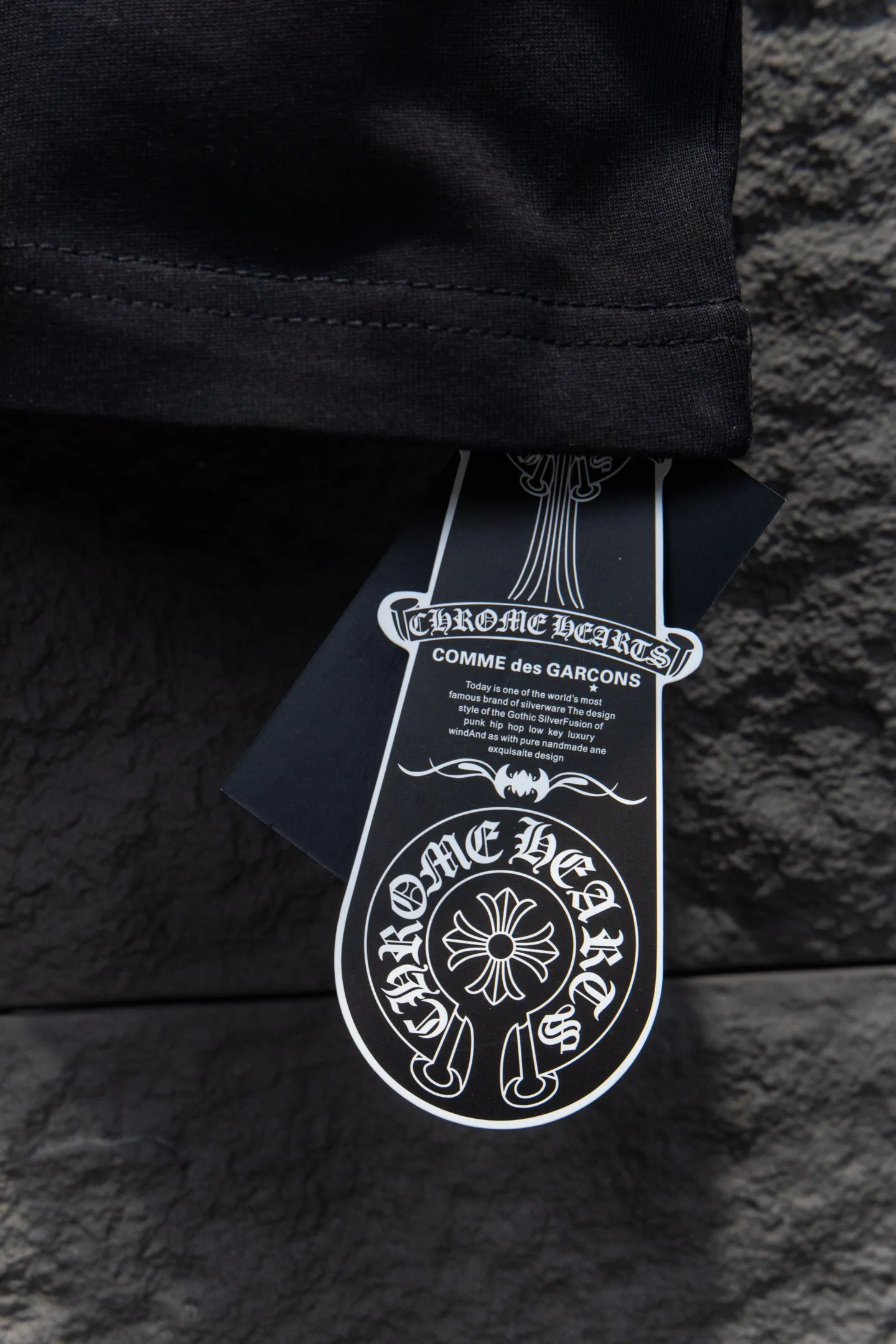 🅿️188 Style No.: 7251# Chrome hearts 25FW This year’s popular Chrome Hearts style is too 🉑️. The imported leather label on the front chest is made of ZP material. 1:1 restoration makes it easy to touch. It has great resistance and is very smooth to the touch, which is different from the market. The letters are machine-positioned and embroidered with leather material after adjusting according to the original details. The thickness is moderate. # embroidery on the front and back. Imported Tajima high-density heavy embroidery technology. The font is three-dimensional and full. Special imported machine printing on the front and back panels. Handmade craftsmanship is added. The cost is extremely high. It is made of 32-count double yarn and 260 grams of fabric. It is super comfortable. It is very comfortable and soft to wear in spring and summer. You will not feel stuffy. It is very comfortable to wear and absorbs sweat, so it is more suitable to wear. It can be used as a base in spring and can be worn casually on the street. The color is eye-catching👍 The simple version is full of fashion and very comfortable to wear. It is well-designed and refuses to be monotonous and vulgar. It does not make ordinary styles. Modern elements and design sense come to the face, giving the piece of clothing a unique fashion color~ Color: White Black Size Chart: S M L XL